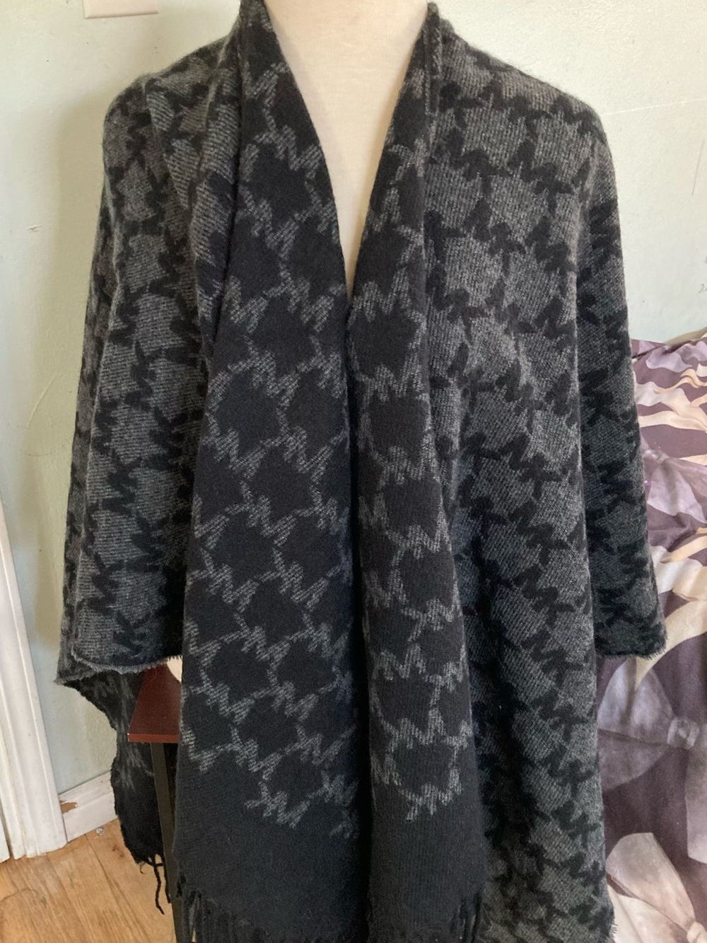 Michael Kors Women's Black & Gray Houndstooth Open Front Sweater Wrap